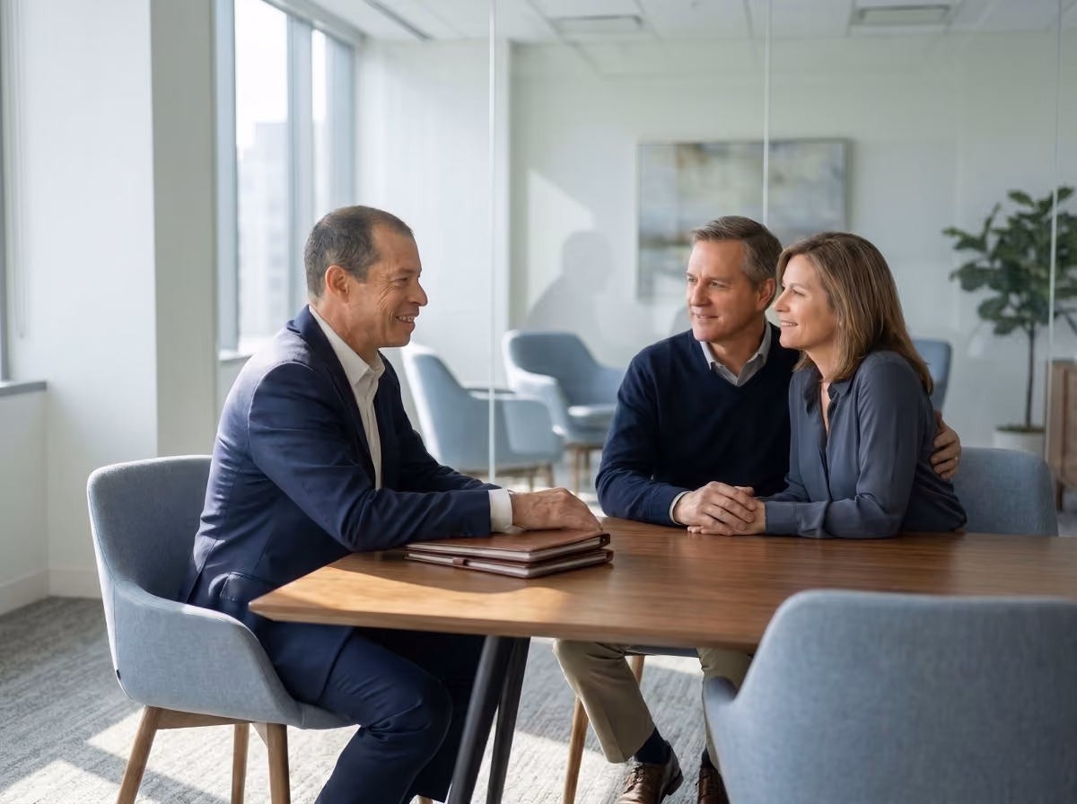 Consultor recebendo um casal em reunião